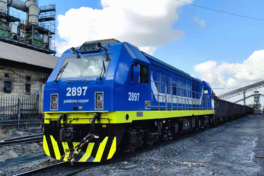 中车大连公司出口南非矿业机车运抵矿区